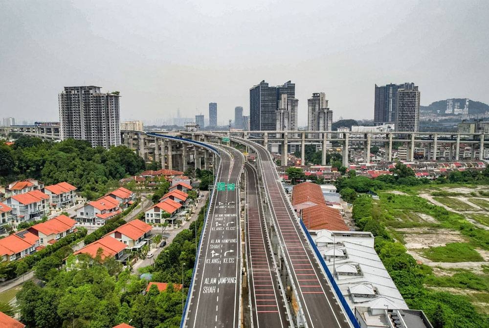 Persimpangan Bertingkat Alam Damai di Lebuhraya Bertingkat Sungai Besi-Ulu Kelang (SUKE) dibuka kepada pengguna bermula 12.01 tengah malam ini. - Gambar Prolintas SUKE