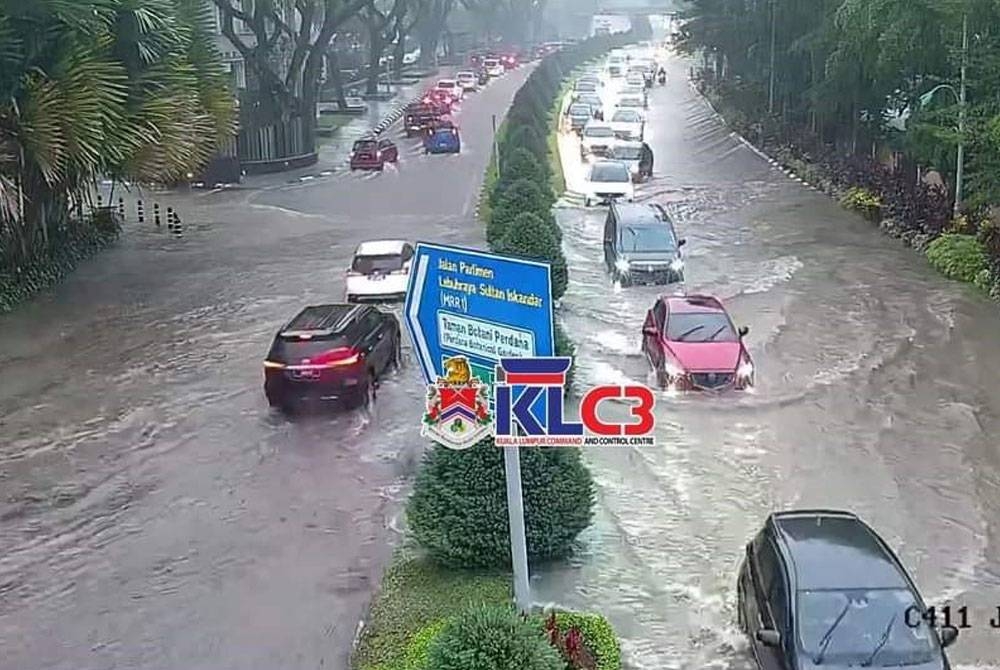 Keadaan air bertakung di beberapa jalan di ibu kota pada petang Khamis.