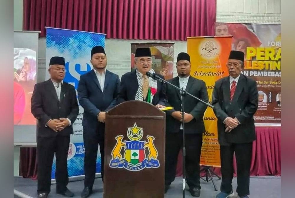 Mohd Ali (tengah) ketika berucap pada Forum Perang Palestin-Israel dan Pembebasan Masjid al-Aqsa diadakan di GUC di Bangunan Yayasan Belia Dunia di Ayer Keroh pada Rabu.