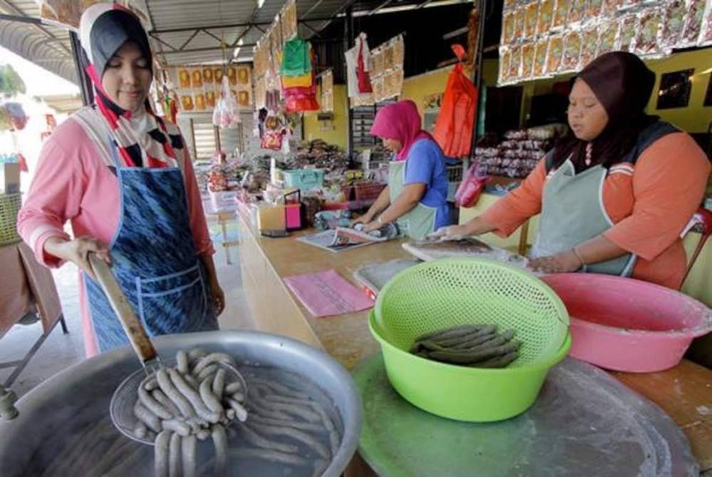 Pengusaha IKS kena cuba memahami peluang-peluang yang wujud seperti menjadi kontraktor untuk memasang alatan solar di bumbung rumah. - Foto Bernama