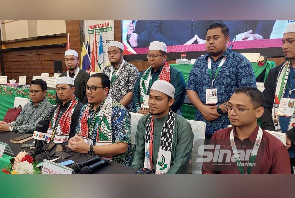 Afnan Hamimi (barisan depan, tiga dari kiri) bersama barisan kepimpinan Pemuda Pas baharu dalam sidang media pada Khamis. - Foto Sinar Harian/Mohd Rafiq Redzuan Hamzah