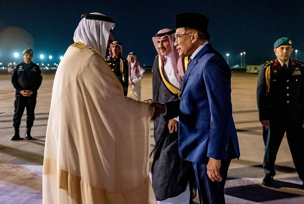 Anwar disambut oleh Timbalan Gabenor Riyadh Putera Mohammed bin Abdulrahman (kiri) sejurus tiba di Lapangan Terbang Antarabangsa King Khalid untuk menghadiri Sidang Kemuncak Pertama ASEAN dan Majlis Kerjasama Teluk (GCC). Foto Bernama