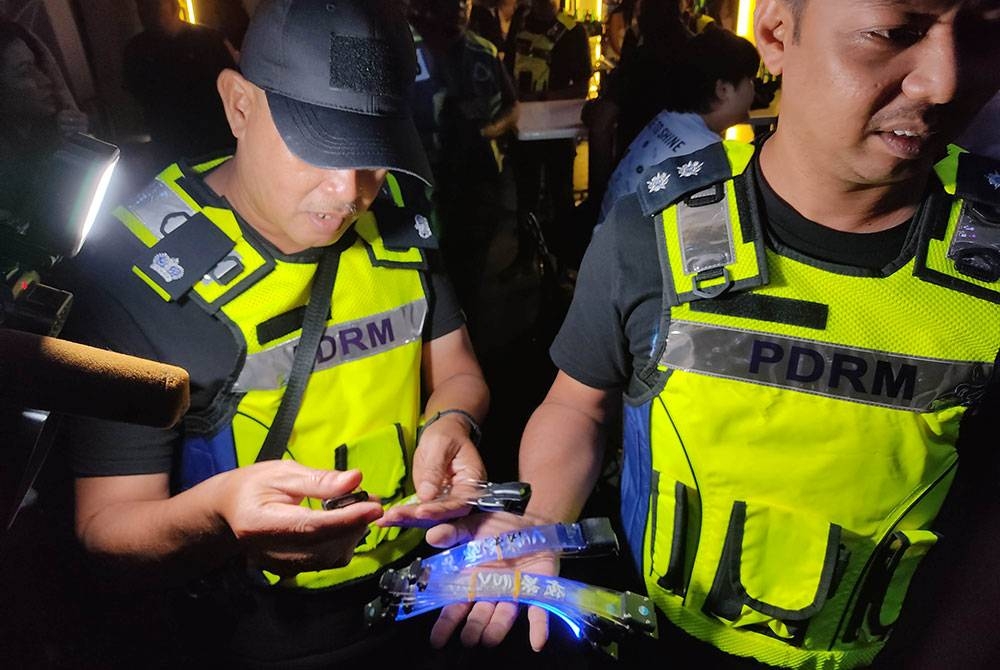 Beberapa utas gelang magnet yang dipercayai diguna sebagai tip kepada GRO dirampas dalam serbuan di pusat hiburan di Jalan Kuchai Maju 11, Kuala Lumpur pada Jumaat.