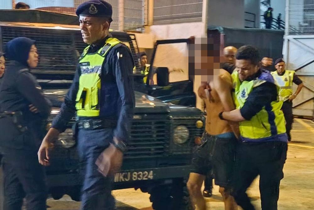 Polis membuat tangkapan ke atas dua penyokong dalam perlawanan separuh akhir pertama Piala Malaysia antara Perak FC dan Johor Darul Ta&#039;zim (JDT) di Stadium Perak pada Khamis.