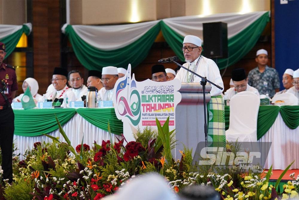 Abdul Hadi berucap pada Muktamar Pas Tahunan ke-69 di IDCC pada Jumaat. - Foto Sinar Harian / MOHD HALIM ABDUL WAHID.