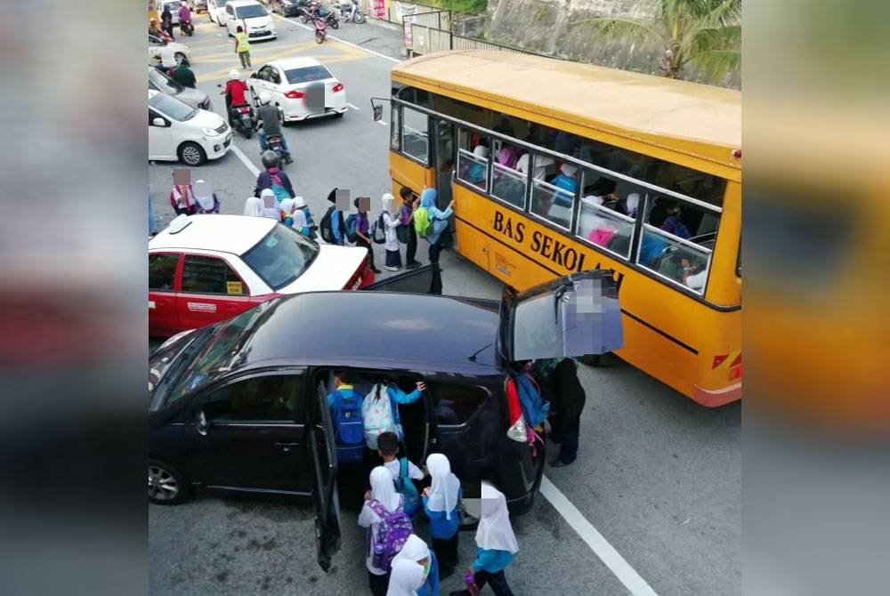 Situasi sebuah bas berdaftar dengan kenderaan persendirian yang mengambil pelajar.