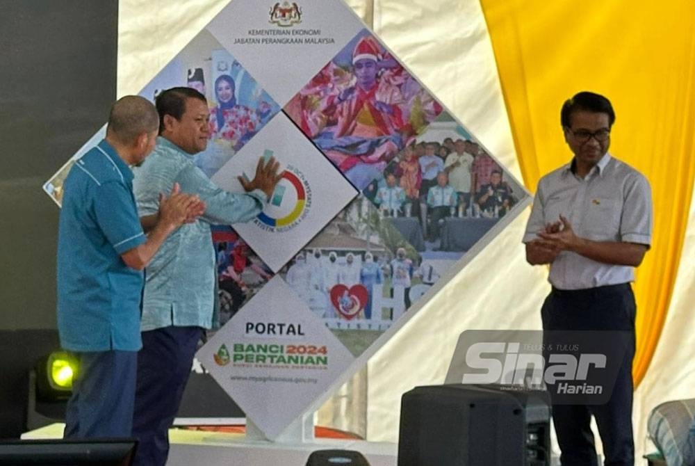 Nor Azmie (tengah) meletakkan tangan pada portal Banci Pertanian 2024 sebagai gimik perasmian semasa Majlis Perasmian Sambutan Hari Statistik Negara (HSN) di Stadium Sungai Besar di sini pada Jumaat.- FOTO: ROSLI TALIB/SINAR HARIAN