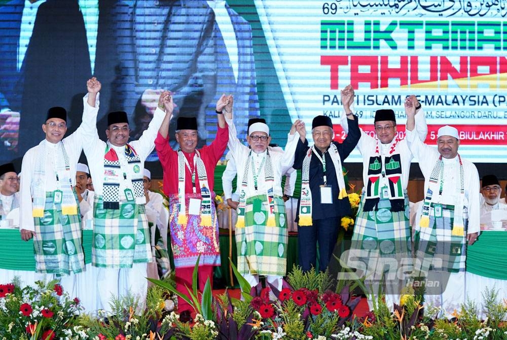 Buat julung kalinya dalam tempoh hampir tujuh dekad, Dr Mahathir membuat kemunculan di Muktamar Tahunan Pas ke- 69 di Ideal Convention Centre (IDCC) pada Jumaat. - Foto Sinar Harian / MOHD HALIM ABDUL WAHID.