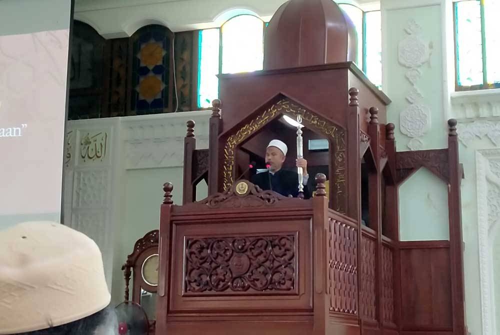 Imam Utama Masjid Negeri Perak, Mohd Ridzuan Zaidin menyampaikan khutbah di Masjid Sultan Idris Shah II (Masjid Negeri Perak) di sini pada Jumaat.