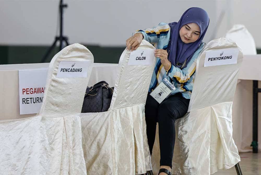 Petugas SPR melakukan persiapan akhir sempena proses penamaan calon esok bagi PRK DUN Jepak ketika tinjauan di Dewan Suarah Bintulu pada Jumaat. - Foto Bernama