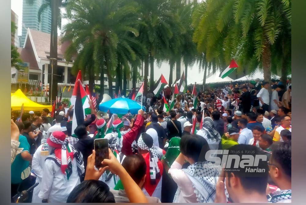 Orang ramai berkumpul di pekarangan bangunan Tabung Haji, Jalan Tun Razak, Kuala Lumpur sebelum bergerak ke kedutaan Amerika Syarikat bagi menyatakan solidariti kepada Palestin pada Jumaat.