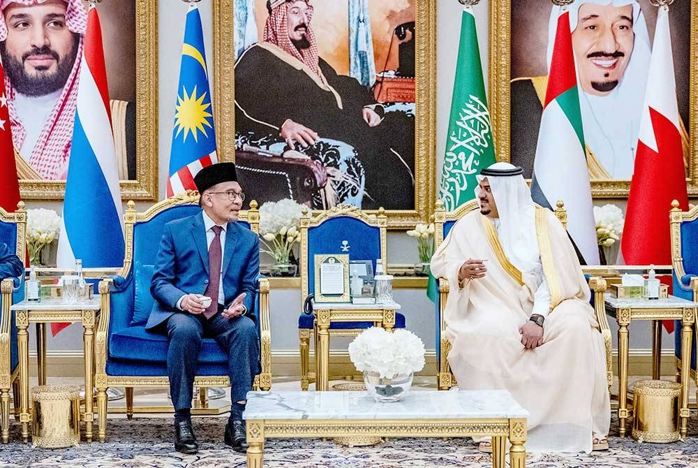 Anwar disambut Timbalan Gabenor Riyadh, Putera Mohammed bin Abdulrahman (kanan) sejurus tiba di Lapangan Terbang Antarabangsa King Khalid untuk menghadiri Sidang Kemuncak Pertama ASEAN dan GCC. - Foto Bernama