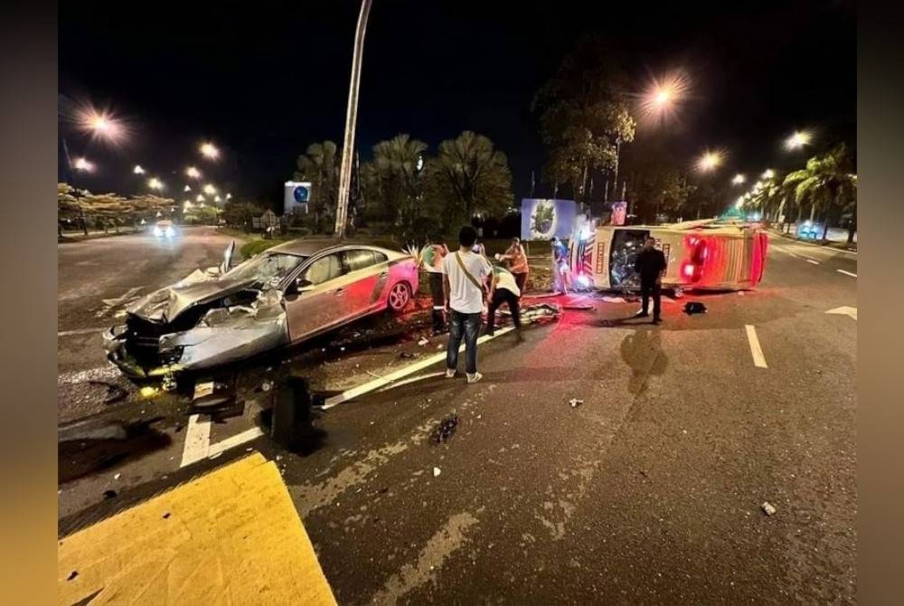 Sebuah ambulans terbabit kemalangan dengan sebuah kereta berhampiran Masjid Sri Sendayan awal pagi Jumaat. - Foto ihsan polis