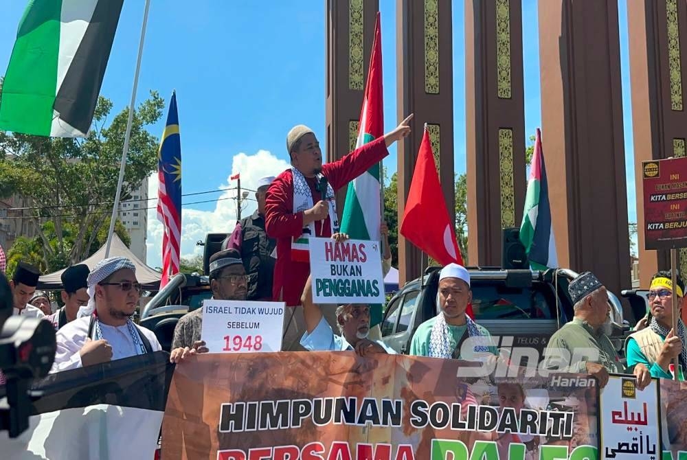 Saifulnizam (tengah) melaungkan solidariti terhadap Palestin.