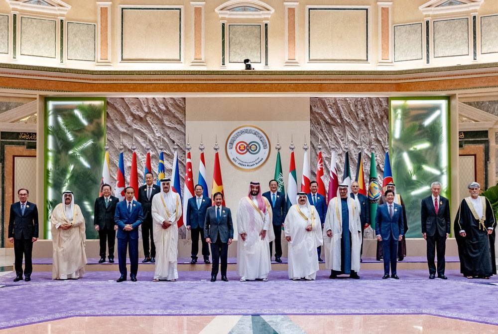 Anwar (kiri) mengetuai delegasi Malaysia pada Sidang Kemuncak Pertama ASEAN dan GCC. Turut kelihatan Perdana Menteri Arab Saudi, Putera Mahkota Mohammed bin Salman (tengah). - Foto Bernama