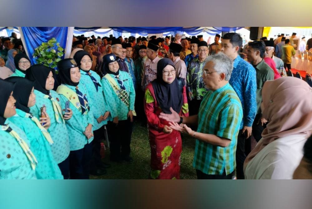 Al-Sultan Abdullah beramah mesra bersama pelajar selepas menyempurnakan Majlis Pemasyhuran SK Sultan Ahmad dan SMK Sultan Ahmad di sini pada Jumaat.