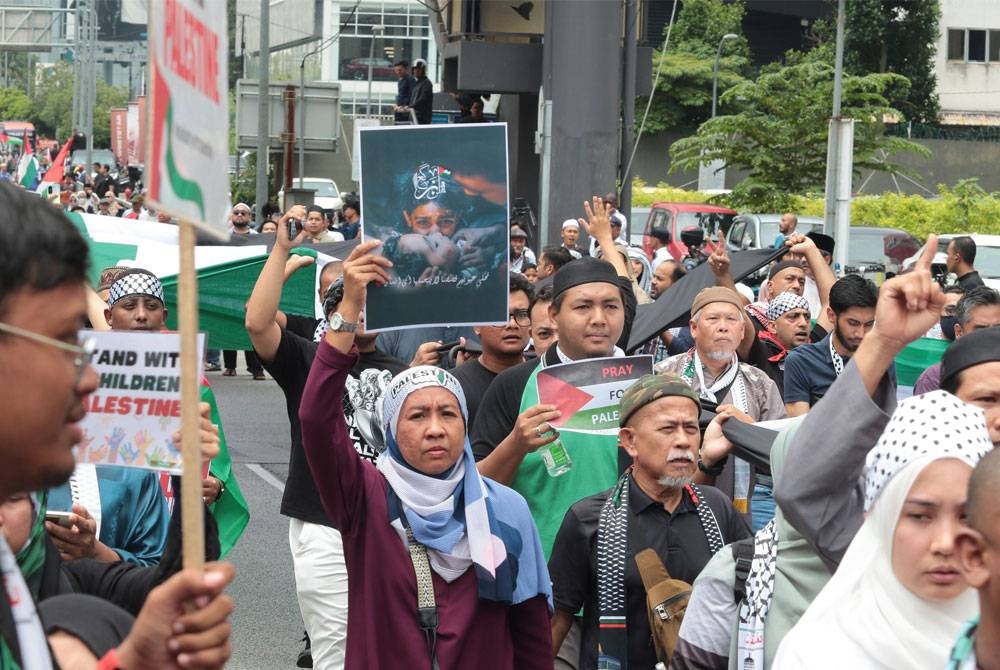 Antara yang hadir Himpunan Solidariti Semi Gaza dan Palestin anjuran beberapa NGO di Jalan Tun Razak, Kuala Lumpur pada Jumaat. - Foto: FB Majlis Belia Malaysia