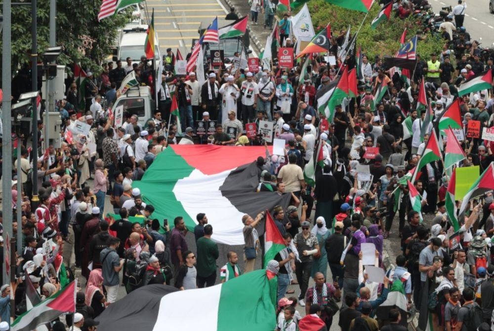 Kelihatan bendera gergasi Palestin diusung oleh puluhan peserta sepanjang Himpunan Solidariti Demi Gaza dan Palestin di Kuala Lumpur pada Jumaat . Foto: FB Majlis Belia Malaysia