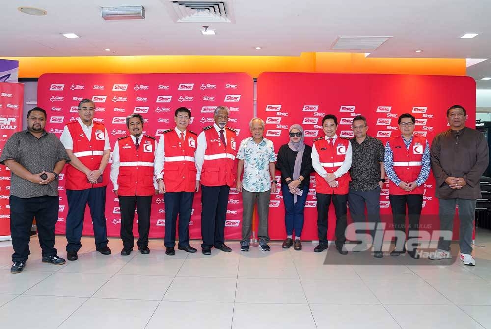 Delegasi BSMM yang mengadakan kunjungan hormat ke Kompleks Kumpulan Karangkraf, di sini pada Jumaat. Foto Sinar Harian / MOHD HALIM ABDUL WAHID.