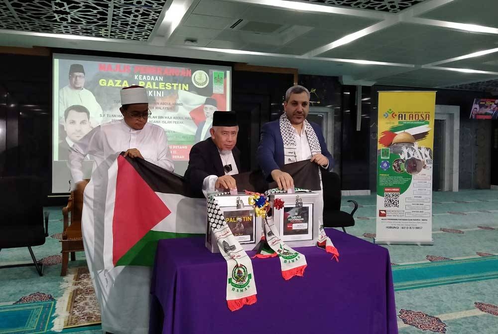 Mohd Azmi (tengah) ketika melancarkan tabung bantuan kemanusiaan Palestin sempena Majlis Penerangan Keadaan Gaza, Palestin di Masjid Sultan Idris Shah II (Masjid Negeri Perak) di sini pada Jumaat.