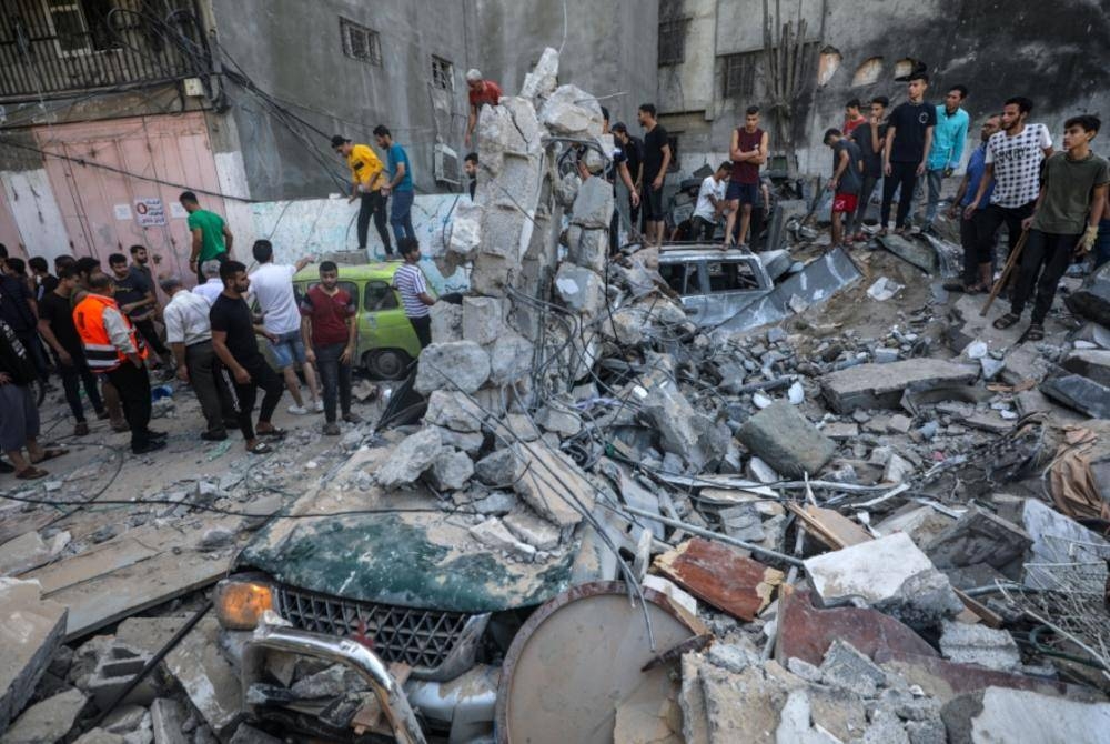 Rakyat Palestin memeriksa kerosakan di sekitar Gereja Ortodoks Yunani Saint Porphyrius berikutan serangan udara semalaman di Gaza. - Foto EPA