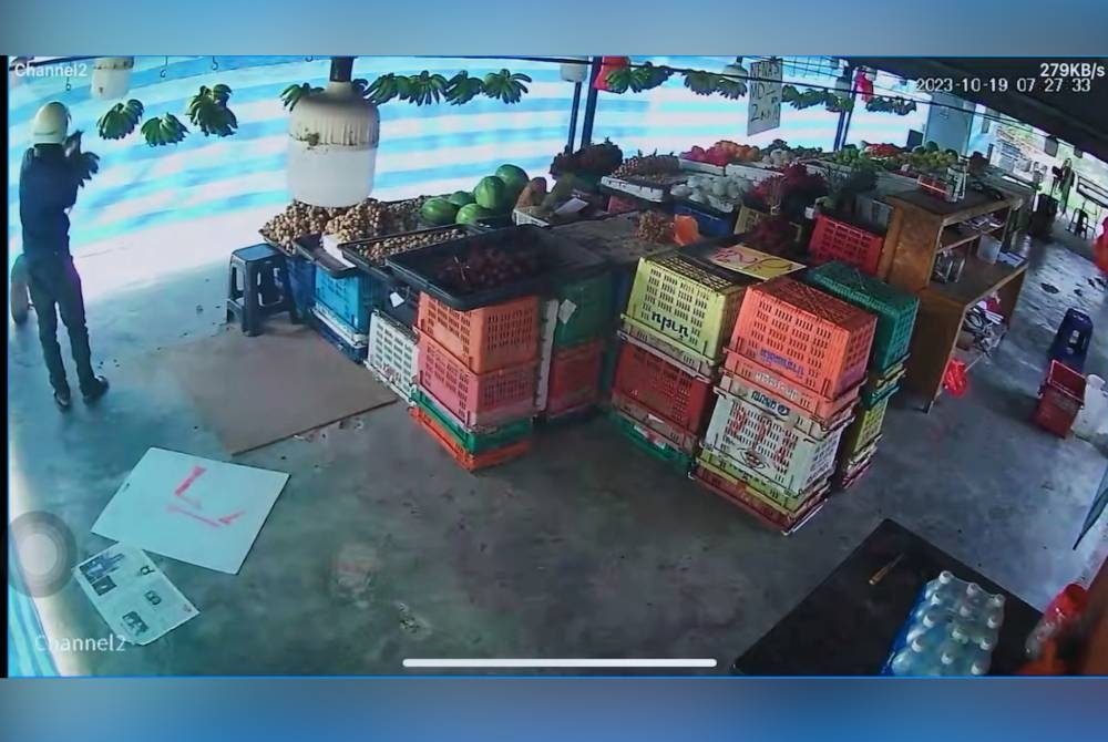 Rakaman CCTV memaparkan seorang lelaki mengambil buah pisang yang digantung di premis tersebut.