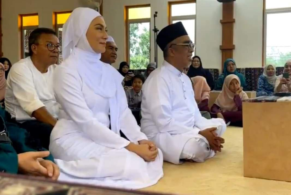 Sabri Yunus (kanan) dengan Ardini Angeline Tan sewaktu hari pernikahan mereka. 