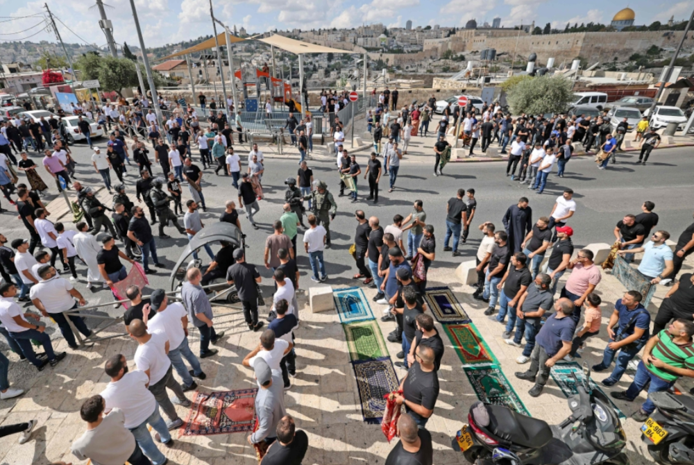 Pihak berkuasa Israel mengawasi rakyat Palestin menunaikan solat Jumaat. - Foto AFP