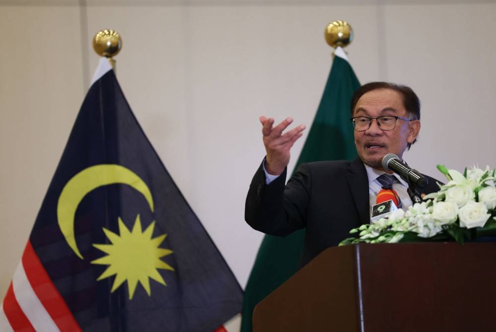 Anwar berucap pada Majlis Ramah Mesra bersama Diaspora Malaysia di Arab Saudi pada Jumaat. - Foto Bernama