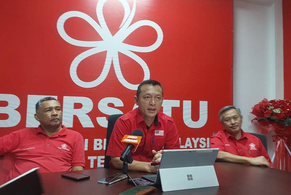 Razali (tengah) ketika sidang akhbar di Ibu Pejabat Bersatu Terengganu.