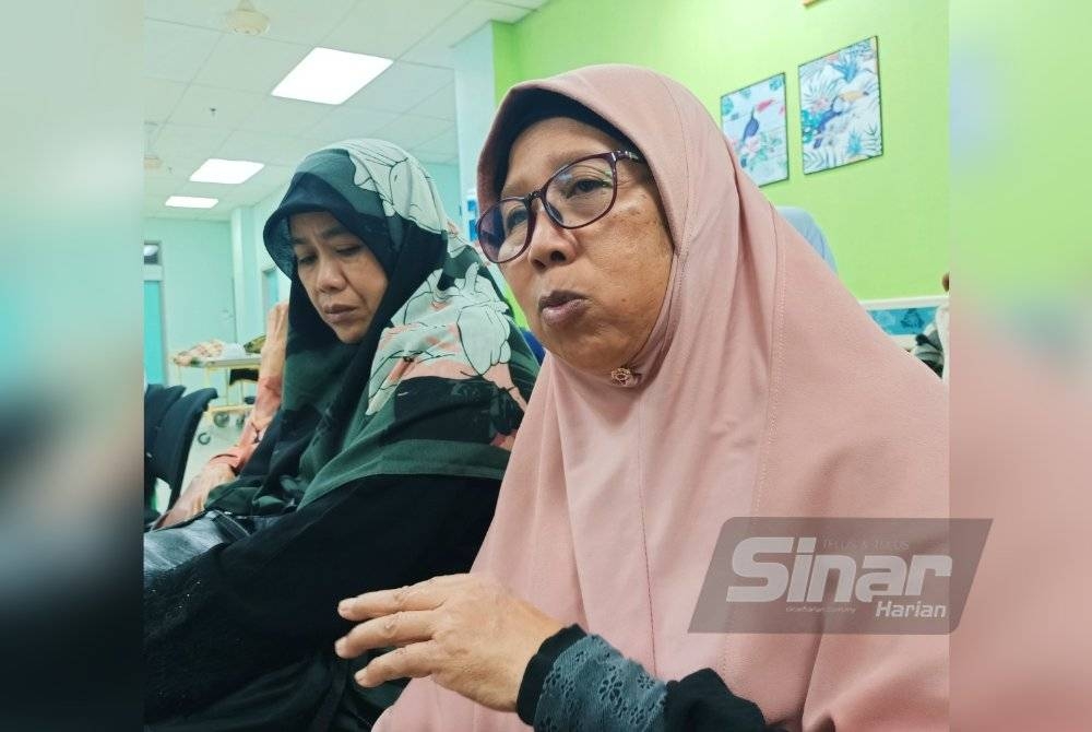 Hasnah (kanan) bersama Jamaliah ketika ditemui di Unit Forensik Hospital Slim River pada Jumaat.