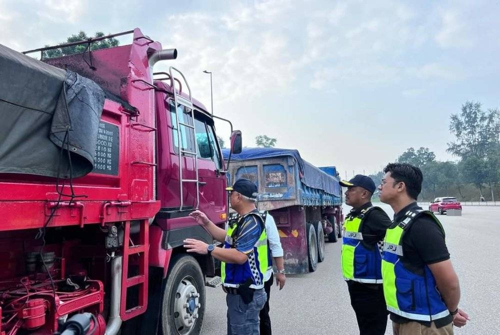 Lokman memeriksa lori yang ditahan semasa Op Patuh Khas di sekitar Selangor, baru-baru ini.