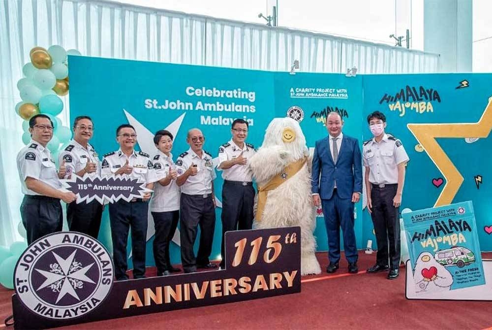 See Ming (enam dari kiri) selepas menandatangani MoU bersama syarikat gula-gula, Nicko Jeep Manufacture Sdn Bhd di Ayer Keroh pada Sabtu.