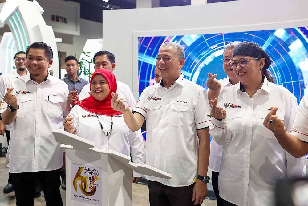 Fadillah (tiga dari kiri) merasmikan Program Lan Berambeh Anak Sarawak 2023 di Pusat Pameran dan Dagangan Antarabangsa Malaysia (MITEC), pada Sabtu. - Foto Bernama