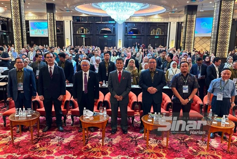 Dr Zaini (tengah) dan Dr Shaharum (tiga dari kiri) bergambar dengan peserta persidangan di Kota Bharu pada Sabtu.