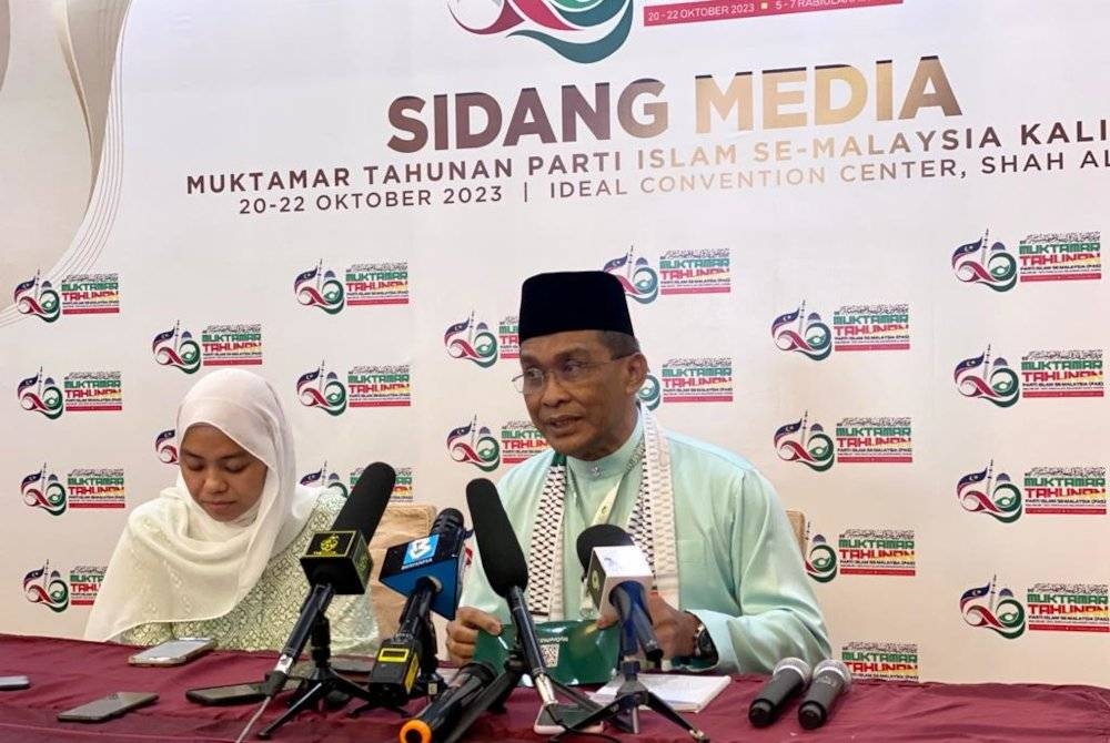 Takiyuddin (kanan) katanya ketika sidang media di Bilik Media Muktamar Tahunan Pas Ke-69 di Shah Alam pada Sabtu.