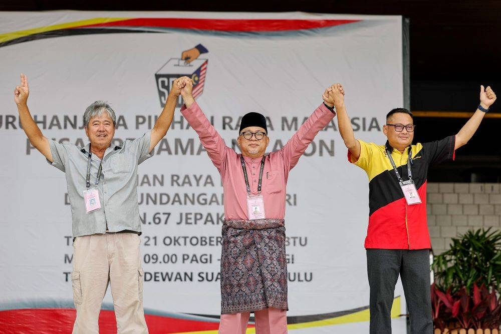 Calon-calon yang akan bertanding dalam PRK bagi DUN Jepak (dari kiri) calon Parti Aspirasi Rakyat Sarawak (Aspirasi), Chieng Lea Phing, calon Gabungan Parti Sarawak (GPS), Iskandar Turkee dan calon Parti Bumi Kenyalang (PBK), Stevenson Joseph Sumbang bergambar di Pusat Penamaan Calon, Dewan Suarah Bintulu, pada Sabtu. - Foto Bernama