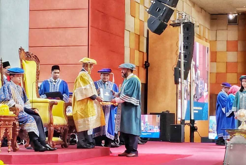 Al-Sultan Abdullah berkenan menyampaikan sijil kepada graduan pada Majlis Konvokesyen ke-18 UMPSA di kompleks sukan UMPSA Kampus Gambang di sini pada Sabtu.