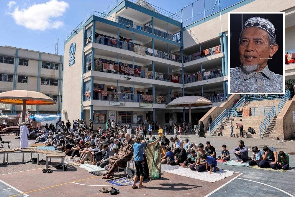 Penduduk Palestin berkumpul untuk solat Jumaat mingguan Muslim di taman permainan sebuah sekolah yang dikendalikan oleh Agensi Bantuan dan Kerja UNRWA di Rafah, selatan Semenanjung Gaza pada Jumaat. - Foto AFP (Gambar kecil: Mohd Anas)