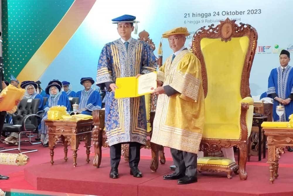 Al-Sultan Abdullah mengurniakan watikah pemasyhuran Pro-Canselor kepada Tengku Hassanal pada Majlis Konvokesyen ke-18 UMPSA di kompleks sukan UMPSA Kampus Gambang, Kuantan pada Sabtu.