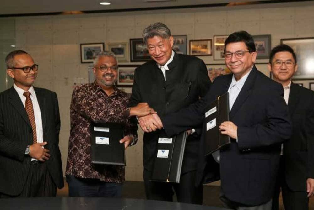 Puvanesan (dua dari kiri) bersama Ka Wei (tengah) dan Milan (dua dari kanan) pada majlis menandatangani perjanjian perkongsian perisian pengesanan kanser payudara berasaskan AI, FX Mammo pada Jumaat.
Gambar kredit: Malay Mail