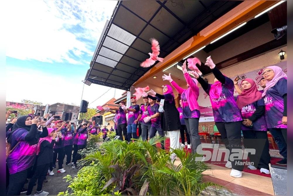 Tunku Noor Hayati (tengah) melepaskan burung merpati berwarna merah jambu pada Program Pink Walk 2023 di Kota Bharu.