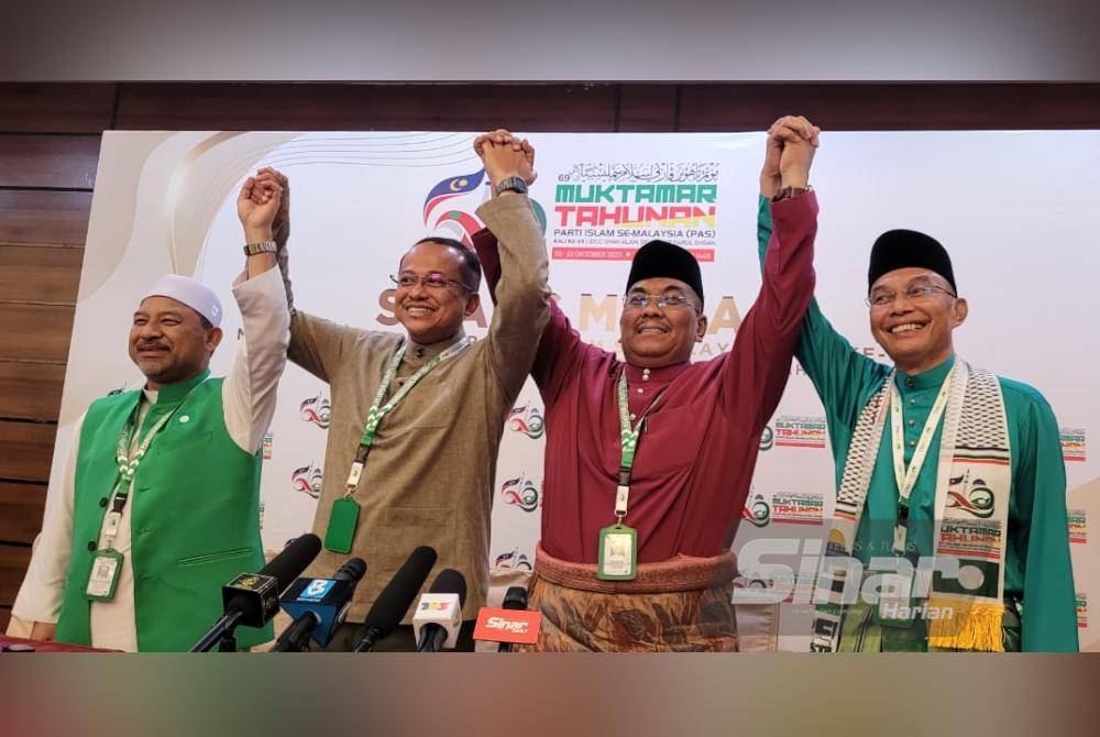 Dari kiri: Menteri Besar Kelantan, Datuk Mohd Nassuruddin Daud; Ahmad Samsuri; Menteri Besar Kedah, Datuk Seri Muhammad Sanusi Md Nor dan Menteri Besar Perlis, Mohd Shukri Ramli.