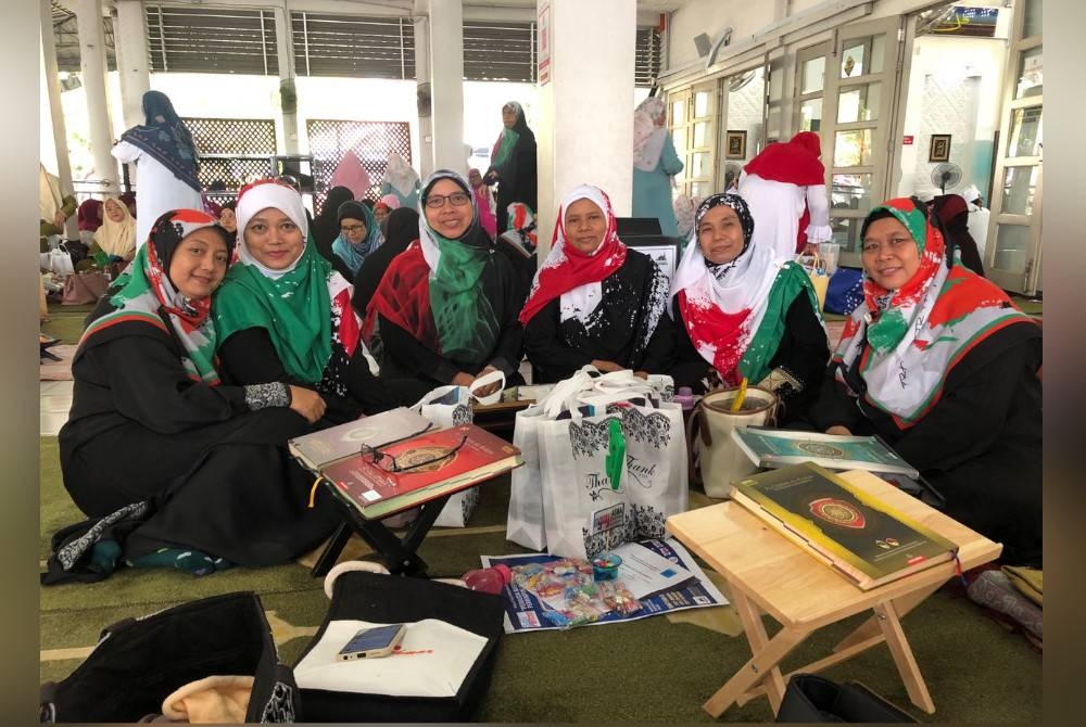 
Antara qariah yang hadir sewaktu program SriKundang #QuranHour di Masjid Nurul Yaqin, Kampung Melayu Sri Kundang, Rawang.