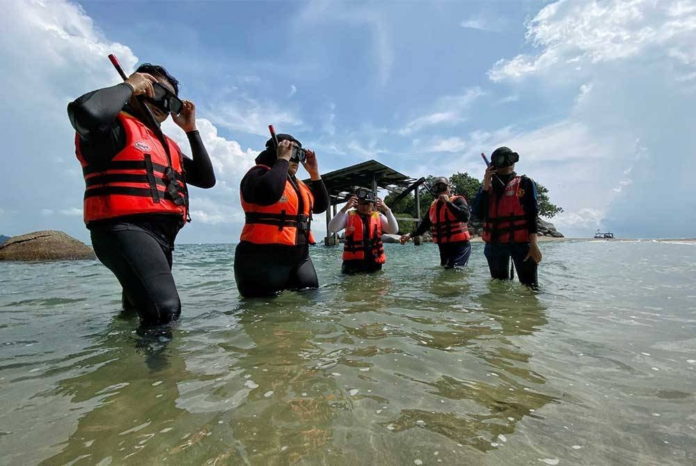 Sebahagian pengamal media melakukan aktiviti laut di Pulau Undan, di sini, pada Sabtu.