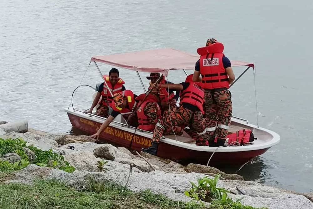 JBPM Melaka menguji keupayaan bot penyelamat sebagai persediaan menghadapi musim banjir di Jeti Awam Marina, Kota Laksamana di sini, pada Sabtu.