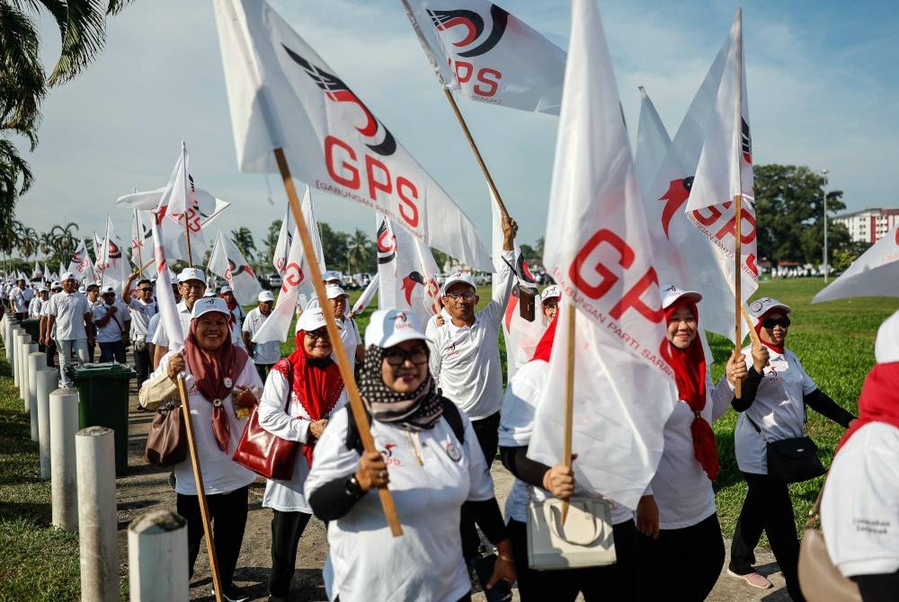 Para penyokong GPS hadir untuk memberi sokongan terhadap calon GPS Pilihan Raya Kecil (PRK) bagi DUN Jepak, Iskandar Turkee di Pusat Penamaan Calon PRK DUN N.67 Jepak di Dewan Suarah Bintulu hari ini. - Foto Bernama