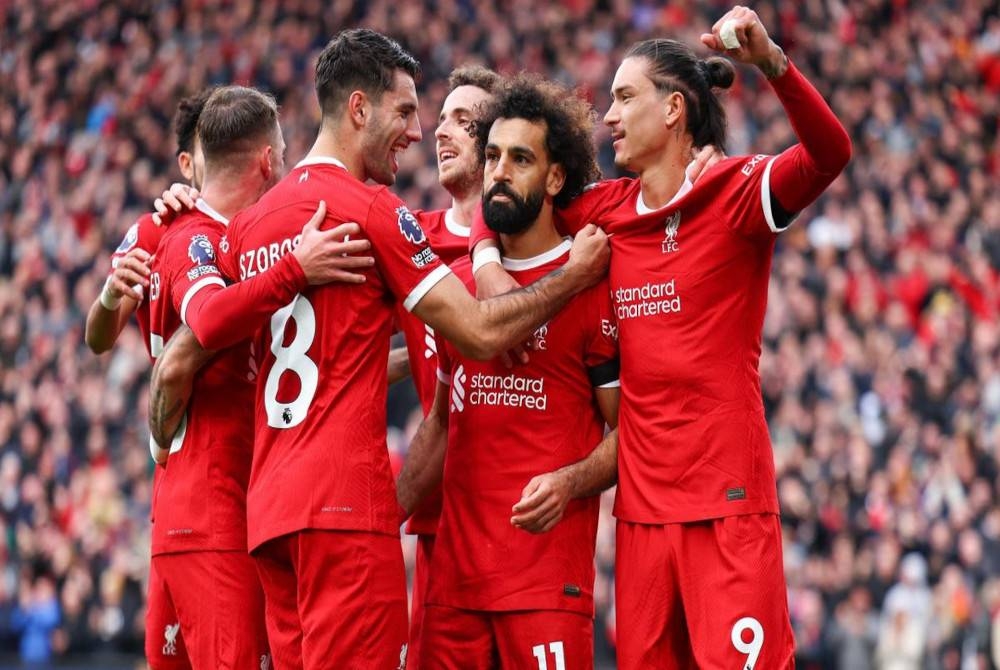 Salah (dua dari kanan) meledak dua gol di Anfield sebentar tadi.