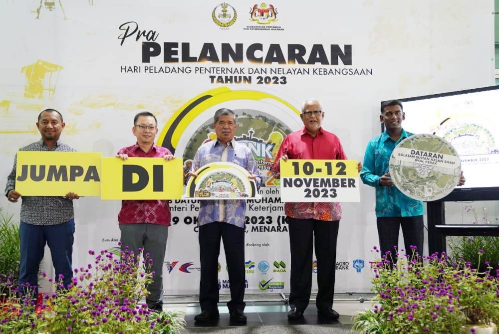 Mohamad (tengah) merasmikan Majlis Pra Pelancaran Sambutan Hari Peladang, Peternak dan Nelayan Kebangsaan Tahun 2023 di Kuala Lumpur pada Khamis.