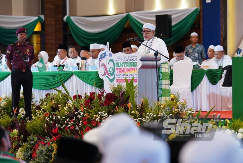 Abdul Hadi berucap pada Muktamar Pas Tahunan ke-69 di IDCC pada Jumaat. - Foto Sinar Harian / MOHD HALIM ABDUL WAHID.